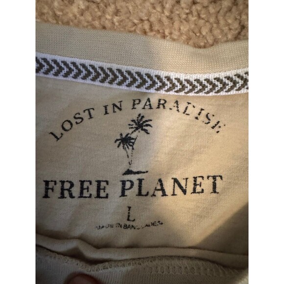 Free Planet Beach-Themed T-Shirt – Size Large - Picture 3 of 3